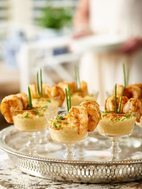 Mini Shrimp and Grits Pika Pika Food Ideas, Mini Shrimp And Grits, Southern Wedding Food, Baby Shower Food Menu, Wedding Canapes, Southern Appetizers, Wedding Menu Ideas, Wedding Food Ideas, Appetizer Display