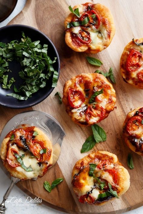 29. Mini Caprese Pizza Muffins Caprese Pizza, Deep Dish Pizza Recipe, New Year's Eve Appetizers, Mini Pizzas, Portable Food, Deep Dish Pizza, Eat Pizza, Idee Pasto Sano, Good Pizza