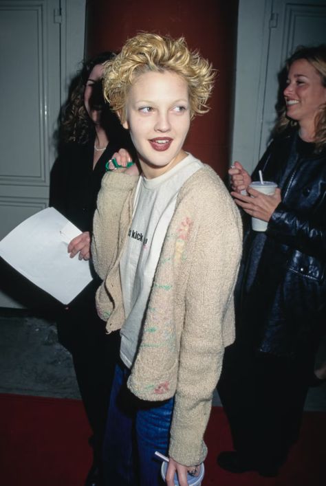 '90s Grunge Is One Of Fall 2022's Biggest Fashion Trends 00s Fashion Grunge, Retro Outfits 90s Women Party, 90s Grunge Fashion, Retro Outfits 90s, Drew Barrymore Style, 00s Fashion, 90s Fashion Grunge, Outfit 90s, Alice In Chains