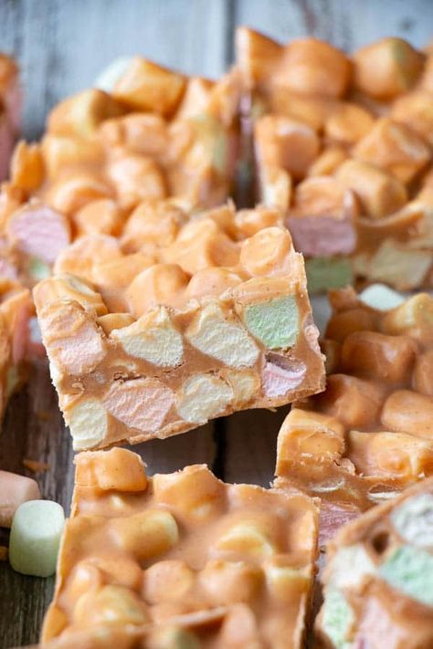 Butterscotch Peanut Butter, Peanut Butter Marshmallow Squares, Marshmallow Squares, Butterscotch Recipes, Marshmallow Desserts, Dessert Squares, Xmas Desserts, Peanut Butter Marshmallow, Christmas Baking Recipes