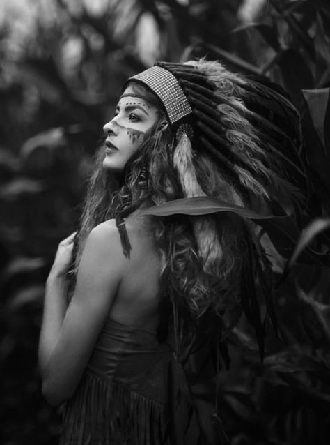 Native American Photoshoot, Native Photoshoot, Native American Photography, Indian Horses, Portrait References, American Photo, Native American Quotes, Photo Noir, Native American Photos