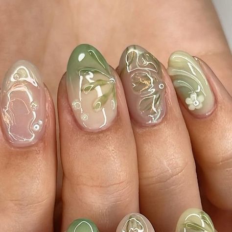 Simple Nature Nails, Forest Aesthetic Nails, Earthy Nail Art, Nails With Green Accent, Vietnamese Nail Art, Ethereal Nails Short, Gelly Nail Designs, Green Fairy Nails, Fall Nail Art Ideas