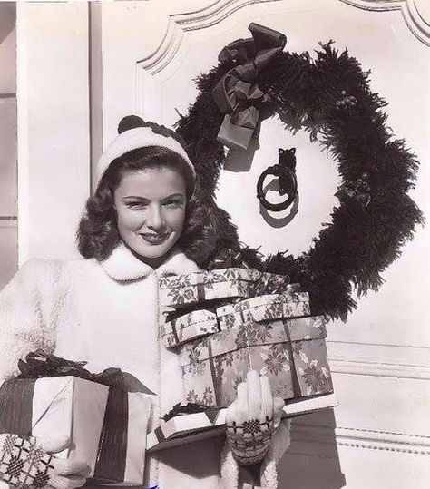 gene Tierney Christmas publicity photo Leave Her To Heaven, Celebrity Christmas, Klasik Hollywood, Hollywood Christmas, Anne Francis, Vintage Christmas Photos, Jean Simmons, Elisabeth Shue, Gene Tierney