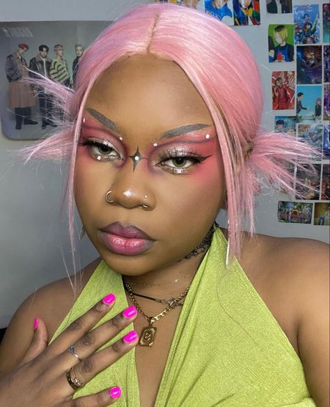 Pink Alien Makeup, Pink And Green Makeup Looks, Alien Makeup Ideas, Green And Pink Makeup, Pink And White Graphic Liner, Pink And Green Makeup, Eccentric Makeup, Pink Graphic Liner Makeup, Fun Eyeliner