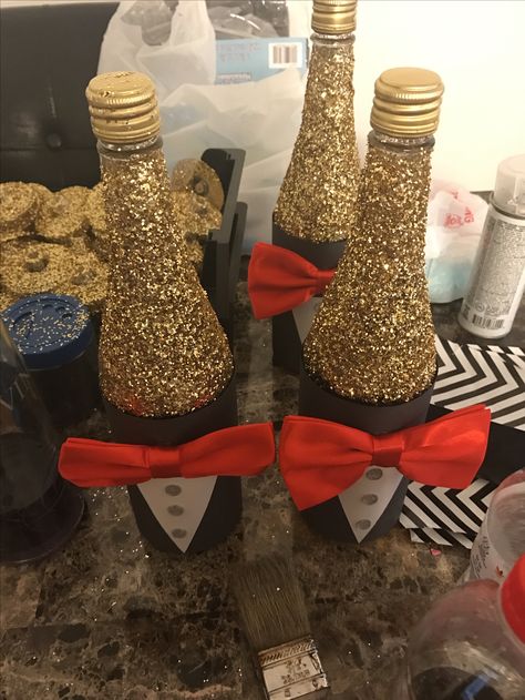 Red Carpet Theme Party Favors, Red Carpet Theme Sweet 16, Red Carpet Theme Centerpieces, Movie Theme Table Decorations, Red Carpet Quinceanera Ideas, Red Carpet Theme Party Centerpieces, Hollywood Centerpieces Diy, Red Carpet Sweet 16 Party Ideas, Red Carpet Theme Party Outfit Dresses