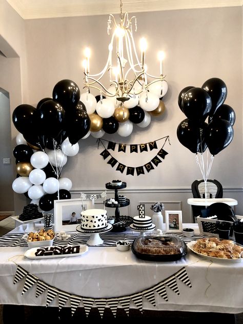 Black And White Birthday Theme Ideas, Black And White Themed Party Outfits, Black And White Aesthetic Party, Bday Table Decor Ideas, Black Birthday Theme Party Ideas, Black And White Birthday Outfit, Black And White Decorations Party, Black And White Birthday Theme, Black And White Food