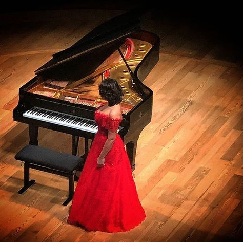 21 Photoshoot, Piano Photoshoot, Piano Competition, Khatia Buniatishvili, Piano Recital, Woman Singing, Big Dresses, Classical Musicians, Prom 2024