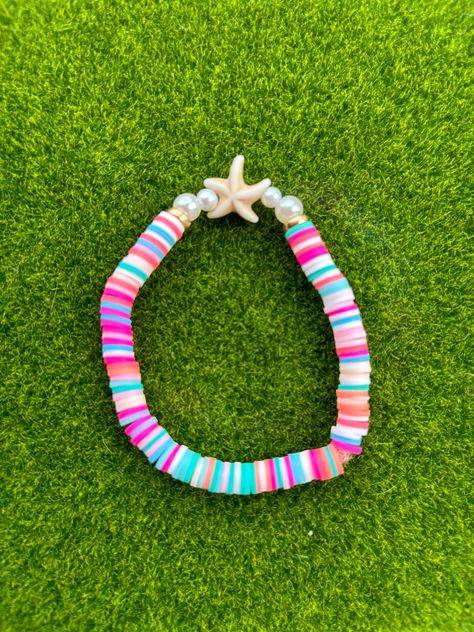 Preppy starfish Clay bead bracelet! Handmade. Coastal Clay Bead Bracelet, Preppy Beaded Bracelet, Beach Clay Bead Bracelet Idea, Blue Clay Bead Bracelets, Preppy Clay Bead Bracelets, Bracelet Clay Bead, Swiftie Bracelet, Pulseras Aesthetic, Bracelet Board