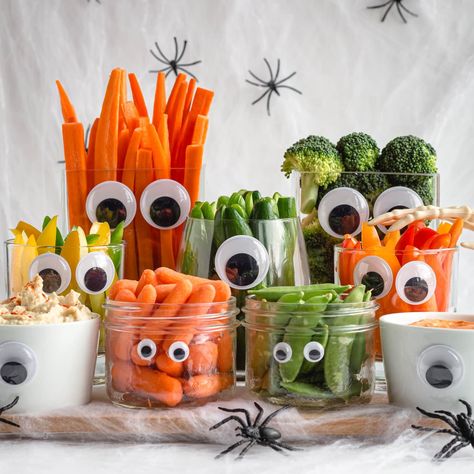 This Monster Halloween Veggie Tray transforms veggies and dip into a spooky fun Halloween appetizer, healthy kid friendly snack or side dish. Halloween Chip And Dip Ideas, Halloween Veggies And Dip, Food For Halloween Party For Kids, Veggie Halloween Tray, Kids Halloween Birthday Party Food, Halloween Veggie Ideas, Halloween Veggie Tray Ideas, Halloween Veggies, Halloween Vegetables