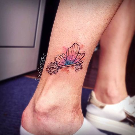 Pernilla on Instagram: “Watercolor flying key from harry potter 😊🗝 #tattoo #watercolortattoo #harrypottertattoo #harrypotter #flyingkey #watercolor…” Harry Potter Tattoos Ankle, Artsy Harry Potter Tattoo, Luna Lovegood Tattoo Ideas, Harry Potter Key Tattoo, Flying Key Tattoo, Luna Lovegood Tattoo, Magical Tattoos, Pixie Tattoo, Tattoo Meaningful