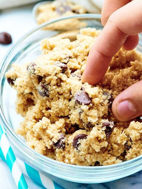 Edible Cookie Dough Recipe - Eggless & Flourless Easy Edible Cookie Dough, Edible Cookie Dough Healthy, Homemade Oat Flour, Eggless Cookie Dough Recipe, Oat Flour Cookies, Chocolate Chip Cookie Dough Recipe, Flourless Chocolate Chip Cookies, Edible Chocolate Chip Cookie Dough, Flourless Desserts