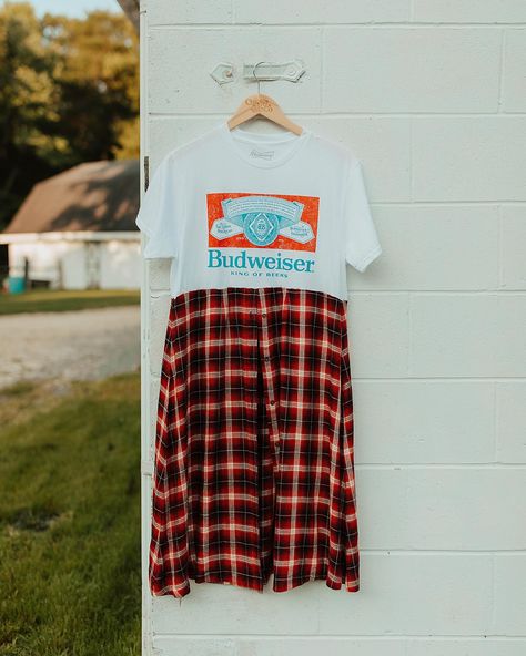 Budweiser Tee Dress 🍻 M Tee 100% Cotton SIZING M LENGTH: 38 IN WAIST 18 IN has stretch STARTING BID $60 Minimum $1.00 increments for bidding. Bidding ends @7PM EST Upcycled T Shirt Dress, Upcycle Tshirt Dress Diy, Diy Dress From Tshirt, T Shirt Dress Diy, Tshirt Dress Diy, Upcycle Dress, Dress Upcycle, T Shirt Upcycle, Sewing Projects Clothes