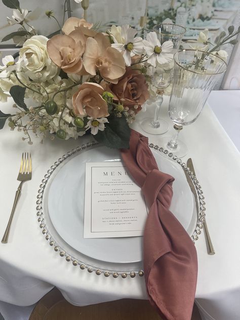 Mauve Napkins Wedding, Cloth Napkins Wedding, Round Table Settings, Mauve Wedding, Pink Napkins, Dusty Rose Wedding, November Wedding, Wedding Place Settings, June Wedding