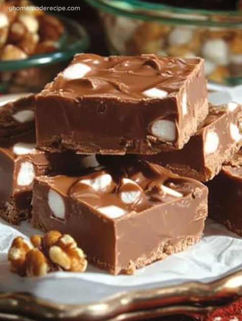 Best Easy Fudge Recipe, Simple Homemade Bread, 5 Minute Fudge, Homemade Fudge Recipes, Homemade Bread Recipes Easy, Caramel Desserts, Fudge Recipes Easy, Homemade Fudge, Fudge Easy