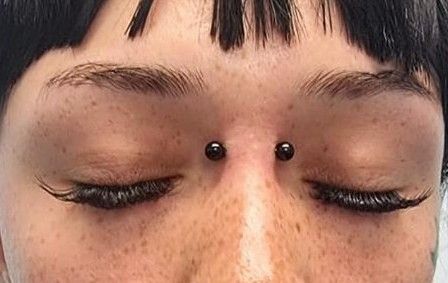 Black Bridge Piercing, Bridge Piercing Aesthetic, Chin Piercing, Nose Bridge Piercing, Crazy Piercings, Dream Piercings, Mouth Piercings, Bridge Piercing, Nail Piercing