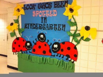 Love the huge yellow flowers - ladybug bulletin board Back To School Displays, Kindergarten Bulletin Boards, Patrick Nagel, Spring Bulletin Boards, Spring Classroom, Preschool Bulletin, Ladybug Theme, Preschool Bulletin Boards, School Doors