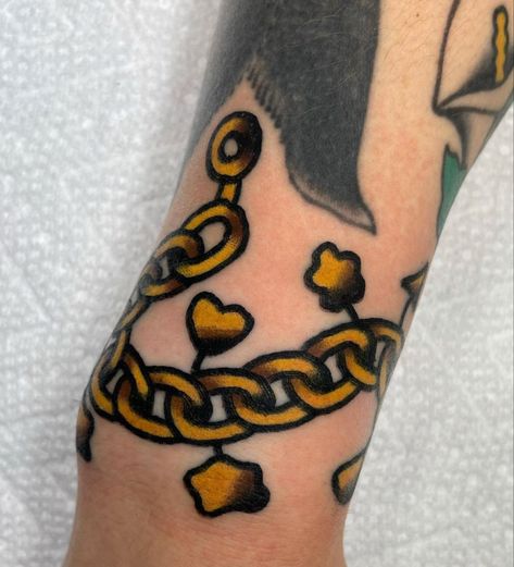 Traditional Chain Link Tattoo, Tiny Gap Filler Tattoo, Charm Bracelet Tattoo, Body Paintings, Americana Tattoo, Charm Tattoo, Chain Tattoo, Bracelet Tattoo, Traditional Sleeve