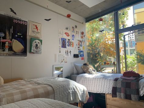 Big Dorm Room Aesthetic, Sterile Room Aesthetic, Single Dorm Room Aesthetic, College Dorm Aesthetic Grunge, Grandma Dorm Room, Dorm Common Room Decor, Uni Dorm Ideas, Triple Dorm Room Ideas, Dorm Room Layout Ideas