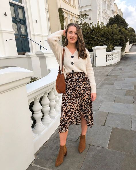 Jumper Ootd, Leopard Print Outfits, Mode Shoes, Cream Jumper, Fall Fashions, Beige Outfit, Leopard Print Skirt, Print Coat, Outfits Fall