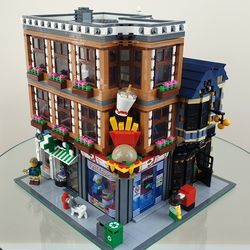 Fast Food Corner is my first Modular MOC build and consists of a Fast Food outlet (that uses LEGO Juniors panel pieces from set 4655), a Pawnbroker, a Pharmacy and an Outdoor Adventure shop with an indoor climbing wall.This modular is named after... Lego City Display, Indoor Climbing Wall, Lego Village, Lego Juniors, City Ideas, Lego Inspiration, Lego Modular, Lego Craft, Lego Creative