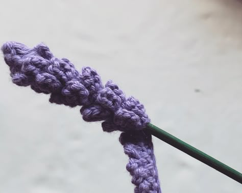 How to crochet a lavender – Handmade by Derya Flower Amigurumi Free Pattern, Crochet Rose Tutorial, Flower Amigurumi, Crochet Lavender, Crochet Christmas Garland, Crochet Garden, Crochet Butterfly Pattern, Crochet Flowers Easy, Crochet Flowers Free Pattern