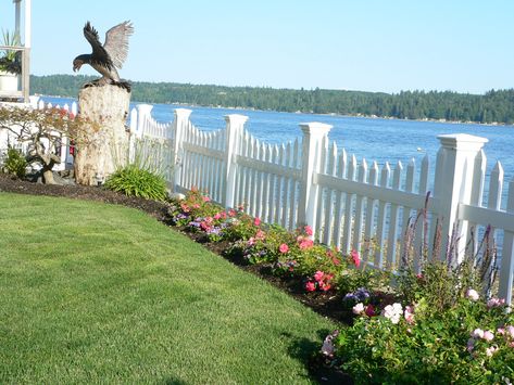 Beach House Front Yard Landscaping, Beach House Fence Ideas, Beach House Fence, Beach House Landscaping Ideas, Beach House Landscape, Vinyl Fence Landscaping, Maine Beach House, Beach House Landscaping, France House