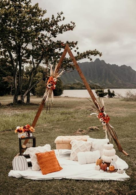 Fall Sessions Set Up Outdoor, Diy Fall Mini Photo Shoots, Fall Family Mini Session Ideas, Fall Photography Backdrop, Triangle Arch Fall Photoshoot, Fall Family Photos Setup, Fall Outdoor Mini Session Ideas, Boho Fall Mini Session Ideas, Props For Fall Photoshoot