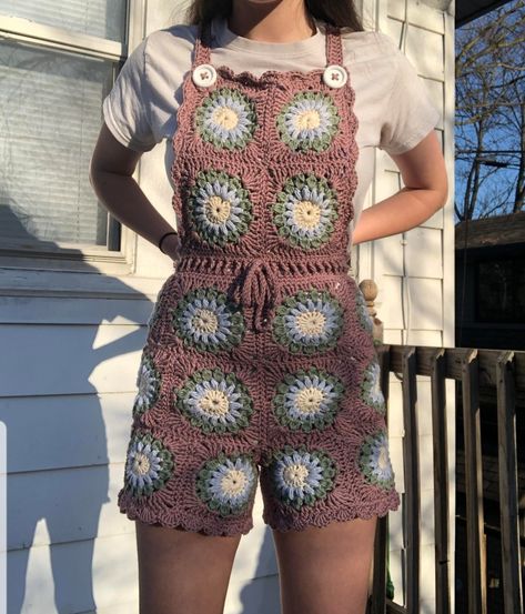 Granny Square Crochet Overalls, Crochet Dungarees Free Pattern, Jumpsuit Crochet Pattern, Overall Crochet Pattern Free, Crochet Shirt Granny Square, Granny Square Overalls Pattern, Crochet Floweralls, Gen Z Crochet Patterns, Crochet Jumpsuit Pattern