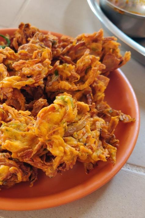 crispy battered onion bhaji in clay orange bowl with Indian dips in metal bowls Onion Bhaji Recipe, Onion Bhaji Recipes, Onion Pakoda, Street Food Recipes, Onion Bhaji, Bhaji Recipe, Indian Street Food Recipes, Food Snack, Indian Street