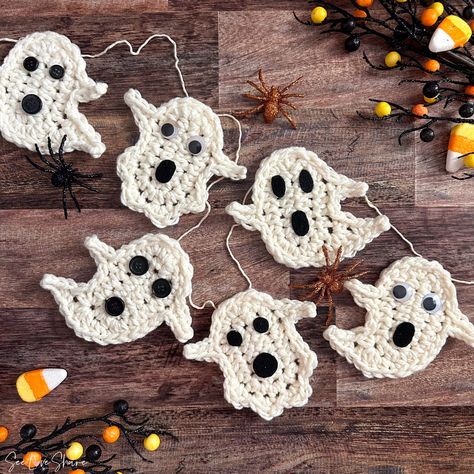 Diy Halloween Garland, Crochet Halloween Decorations, Crochet Pins, Ghost Garland, Bernat Softee Chunky Yarn, Crochet Appliqué, Halloween Girlande, Crochet Pour Halloween, Crochet Ghost