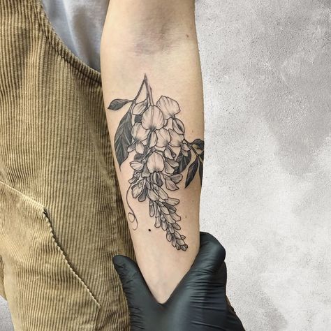 Memoir Tattoo, Wisteria Tattoo, Vanessa Core, Botanical Sleeve, Left Arm Tattoos, Tattoo Time, Bear Tattoos, Beautiful Tattoo, Classic Tattoo