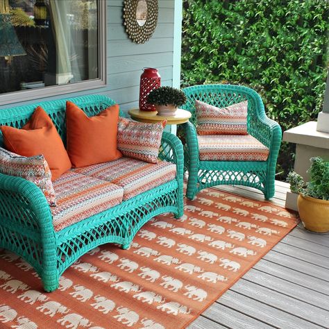 No Sew Patio Cushions And Pillows  •  Free tutorial with pictures on how to make a pillow/cushion in under 180 minutes Diy Patio Furniture Cushions, Diy Patio Cushions, Patio Cushion Covers, Diy Cushion Covers, Patio Pillows, Outdoor Cushion Covers, Patio Furniture Cushions, Wicker Patio Furniture, Front Porches