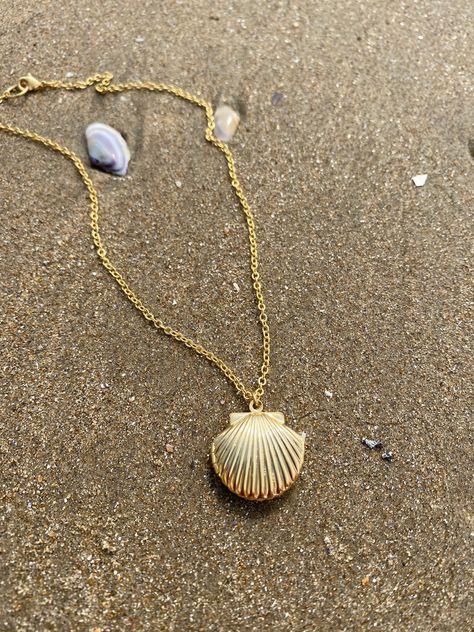 Shell Locket, Surf Jewelry, Dope Jewelry, Jewelry Lookbook, Jewelry Inspo, Dream Jewelry, Pretty Jewellery, Locket Necklace, Piercing Jewelry