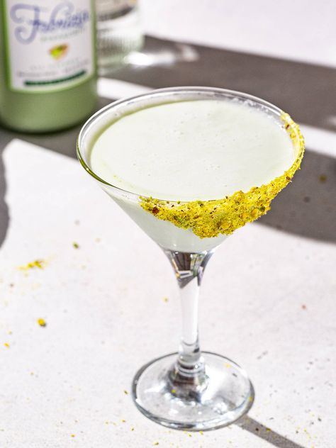 This Pistachio Martini recipe is a rich and creamy cocktail with vanilla vodka and pistachio liqueur. It's so delicious, just like boozy pistachio ice cream! This is a perfect Christmas cocktail, or for anytime you want something super rich and decadent. Pistachio Martini Recipe, Pistachio Martini, Creamy Cocktails, Pistachio Ice Cream, Pistachio Cream, Martini Recipe, Christmas Cocktail, Vanilla Vodka, Martini Recipes