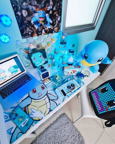 Pokemon Interior Design, Pokémon Theme Room, Pokemon Gaming Room, Pokemon Room Aesthetic, Pokemon Desk, Hobby Station, Nintendo Room, Game Corner, Station Video