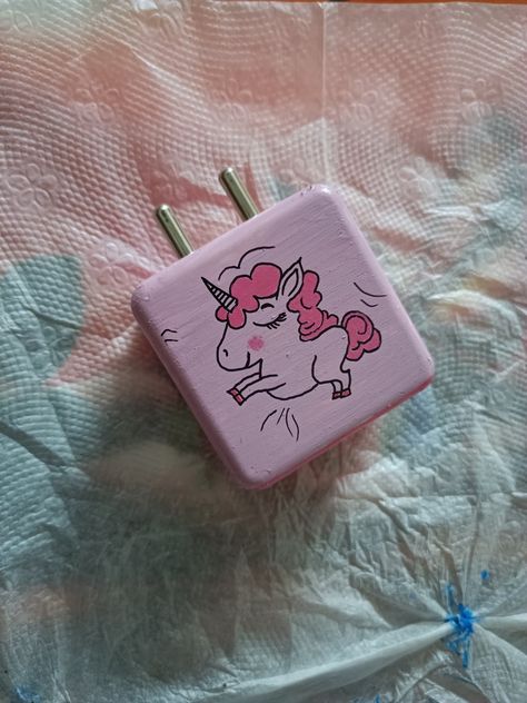 Mobile charger art Mobile Charger Painting, Painted Charger Cube Ideas, Phone Charger Painting Ideas, Paint Charger Cube, Charger Painting Ideas, Charger Art, Phone Charger Diy, Diy Chargers, Background Ppt