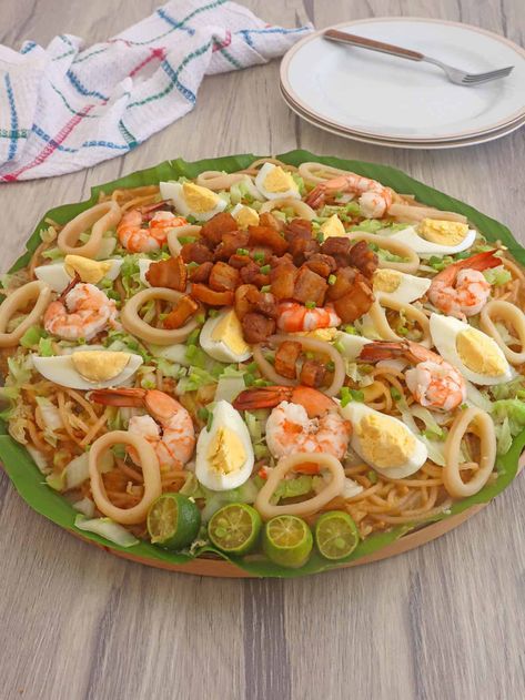 Pancit Malabon is sure to wow the crowd! Topped with shrimp gravy and a smorgasbord of toppings, this classic Filipino noodle dish is hearty, tasty, and sure to be a party favorite! Pancit Malabon Recipe, Pinoy Food Filipino Dishes, Pancit Palabok Recipe, Shrimp Gravy, Pancit Malabon, Pilipino Food Recipe, Filipino Noodles, Pancit Recipe, Coco Puffs