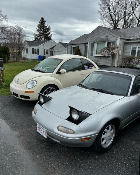 always watching - - - #miata #vw #vwbeetle #heartwheels #volkswagen #volkswagenbeetle #beetle #mazdamiata #miatamx5 #popupupanddownheadlights Cute Beetle Car, Miata Car, Classic Volkswagen Beetle, Beetle Volkswagen, Aesthetic Cars, Volkswagen New Beetle, Car Things, Classic Volkswagen, Volkswagen Bug