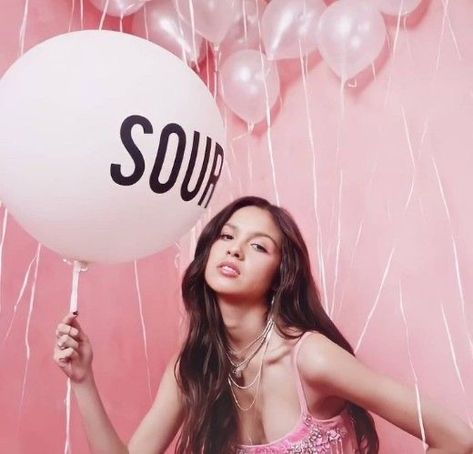 Olivia Rodrigo Pink, Sour Olivia Rodrigo, Olivia Rodrigo Sour, Olivia Pink, Pink Singer, Bedroom Wall Collage, Mexican Girl, Room Pictures, Music Therapy