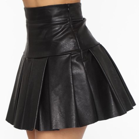 Black. Mini Skirt Pleated High Waist Faux Leather Short Lining Side Hidden Zipper Self: 100% Polyurethane Lining: 100% Polyester Imported Built In Shorts For Comfort. Run A Bit Big For Size Medium // Roomy Mini Skirt Pleated, Leather Pleated Skirt, Pencil Skirt White, Leather Short, Skirt Pleated, Faux Leather Skirt, Black Mini Skirt, Margot Robbie, Leather Shorts