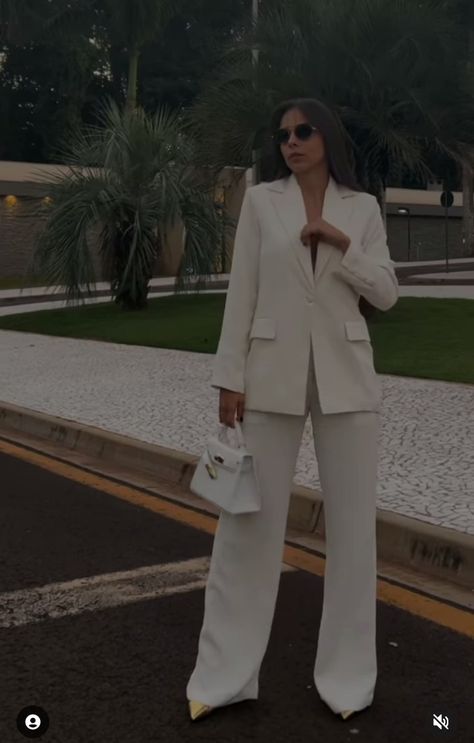 Blazer Blanc Outfit, Graduation Suits For Women, Female Suits, Graduation Suits, Grad Photoshoot, Beige Suits, Fasion Outfits, Chique Outfits