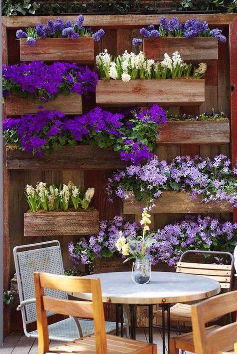 Ideas geniales para decorar jardines pequeños | Deco Ideas Para Decorar Jardines, Design Per Patio, Budget Landscaping, Taman Diy, Small Outdoor Patios, Backyard Ideas For Small Yards, Backyard Layout, Jardim Diy, Vertical Garden Design