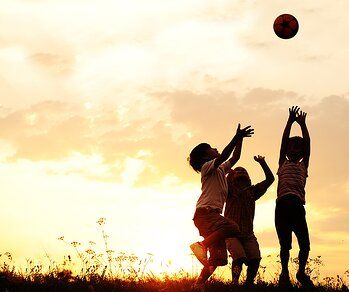 kids playing outside at sunset Free Range Kids, Adverse Childhood Experiences, Fun Outdoor Games, Outdoor Games For Kids, Summer Games, Kids Games, Kids Running, Youth Sports, Child Day