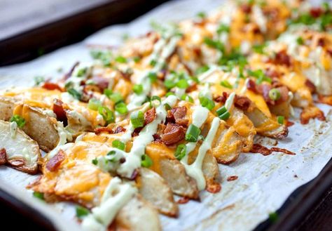 Loaded Potato Wedges - These wedges are potato perfection! Baked until crispy and topped with cheddar, bacon, chives, and an avocado sour cream sauce. These just might be potato perfection! Loaded Potato Wedges, Potato Wedges Baked, Wedges Recipe, Sides Recipes, Loaded Potato, Loaded Baked Potatoes, Salad Pasta, Small Food Processor, Potato Wedges