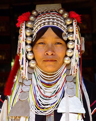 Portrait de femme Akha avec collier et coiffe ethnique traditionnelle. We Are The World, Folk Costume, World Cultures, People Of The World, Chiang Mai, People Around The World, Ethnic Fashion, Headdress, Traditional Dresses