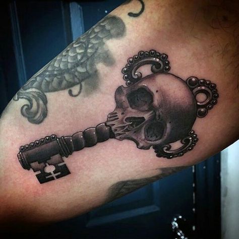 Skull skeleton key Vintage Key Tattoos, Antique Key Tattoos, Small Key Tattoos, Lock Key Tattoos, Heart Key Tattoo, Skeleton Key Tattoo, Key Tattoo Designs, Key Tattoos, Key Tattoo