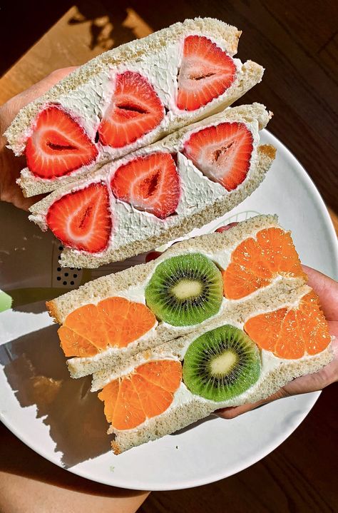 Fruit Cream Sandwich, Korean Fruit Sandwich, Sandwich Buah Aesthetic, Fruit Sandwich Aesthetic, Fruit Sando Aesthetic, Japanese Fruit Sandwiches, Sandwich Buah, Korean Sandwich, Japanese Fruit Sandwich