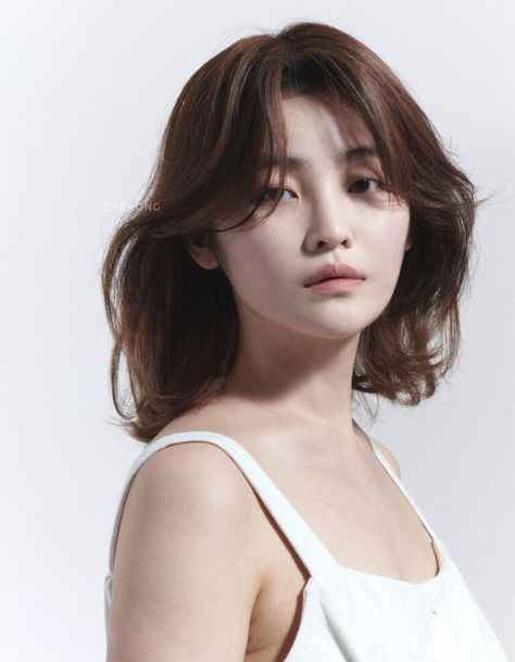 Above Shoulder Length Hair, Shoulder Length Wavy Hair, Shoulder Length Hair With Bangs, Shoulder Haircut, Short Haircuts Shoulder Length, Layered Haircuts Shoulder Length, Chic Hairstyle, Korean Short Hair, Bangs For Round Face