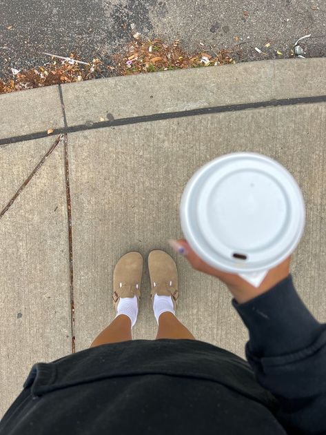 Clogs Aesthetic, Clog Outfit Fall, Aesthetic With Friends, Boston Clogs Outfit, Clog Outfits, Shopping Vibes, Pics To Recreate, Fall Aesthetic Pictures, Hygge Autumn