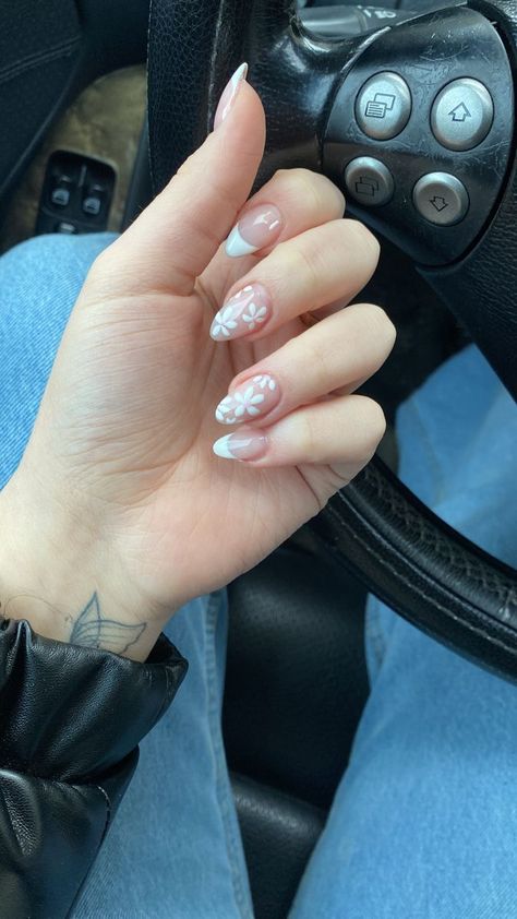 White Tip And Flower Nails, White French Tip Acrylic Nails With Flower, French Tip W Flowers Nails, French Tip Nails Cute Design, White Tip Nails With Design Almond, French Tip Nails With White Flowers, White French Tip With Daisy, White French Tip Acrylics With Design, White Acrylics With Flowers